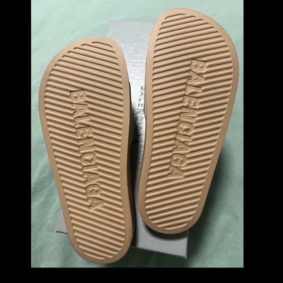 BALENCIAGA WOMEN'S POOL SLIDE SANDAL IN BEIGE SIZE 37 - Picture 4 of 6